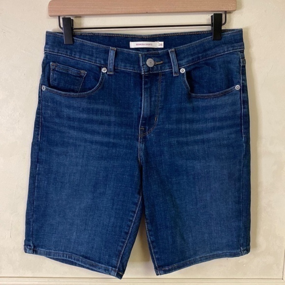 Levi’s Bermuda Jean Shorts size 28